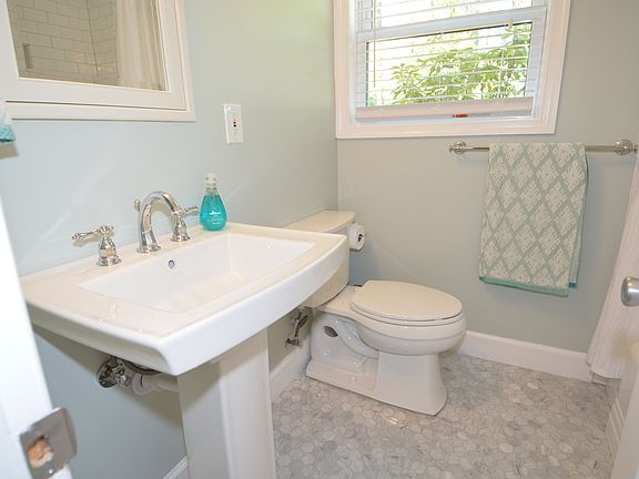 4th image of 2848 Woodlawn Ave
