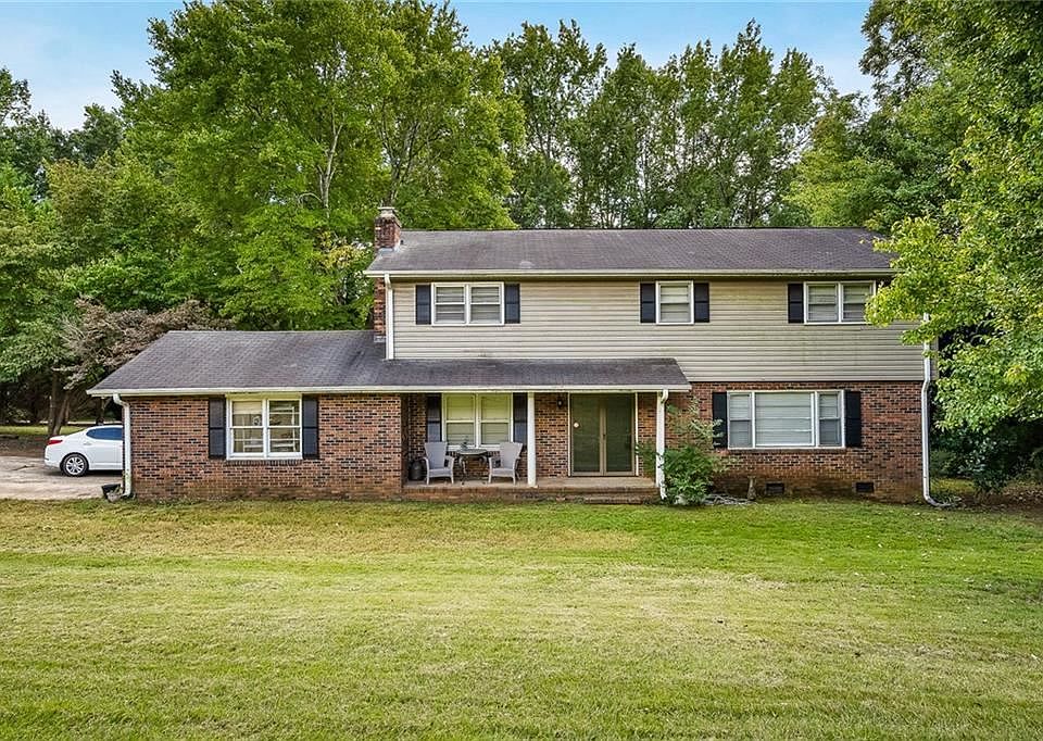 1st image of 901 Parkwood Dr
