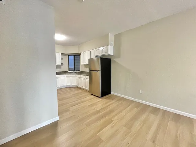 2 bed, 700 sqft, $4,200 — Photo 3