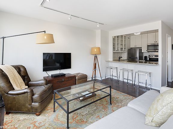 4th image of 502-70 W Burton Pl #502