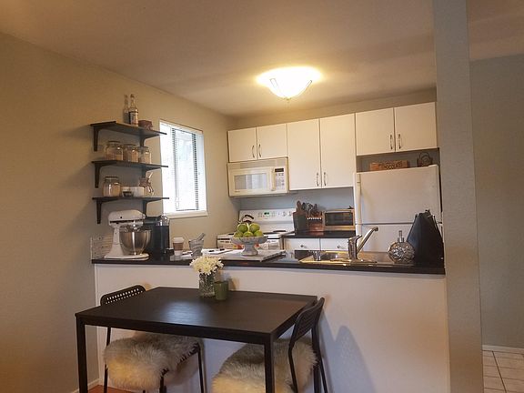 3rd image of 6625 Lakeview Dr