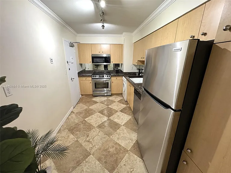 9195 Collins Ave #912 — Photo 6