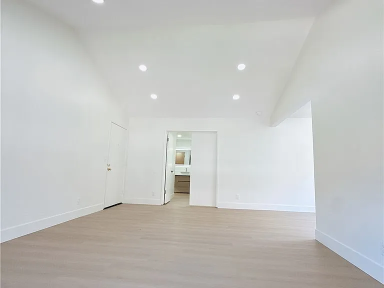 256 Streamwood — Photo 4