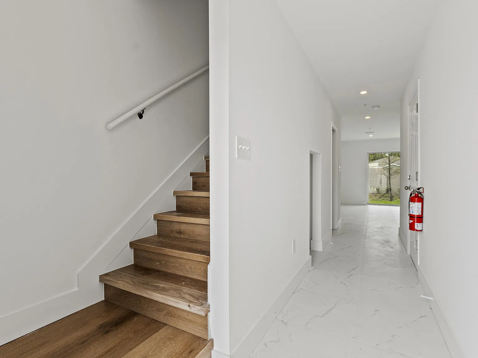 2 bed, 2.5 bath, 1100 sqft, $2,200 — Photo 2