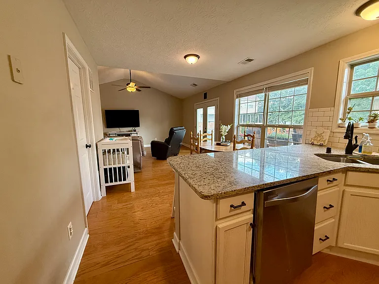 404 Sandersville Ct — Photo 6