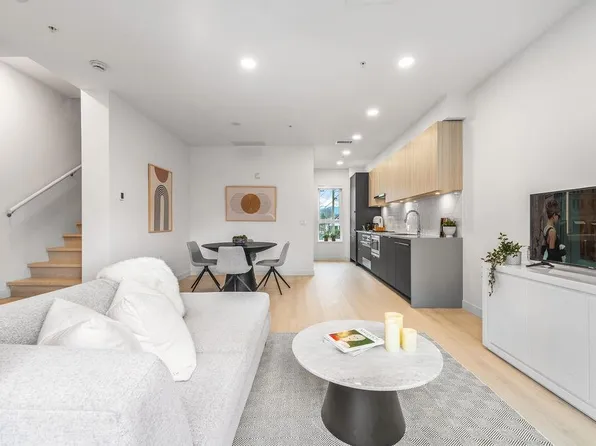 2425 Grant St, Vancouver, BC V5K 3G4