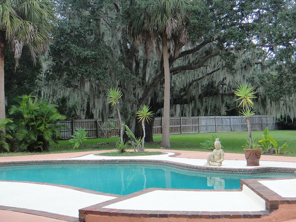 Deep pool, Live Oaks, privacy fenced back yard