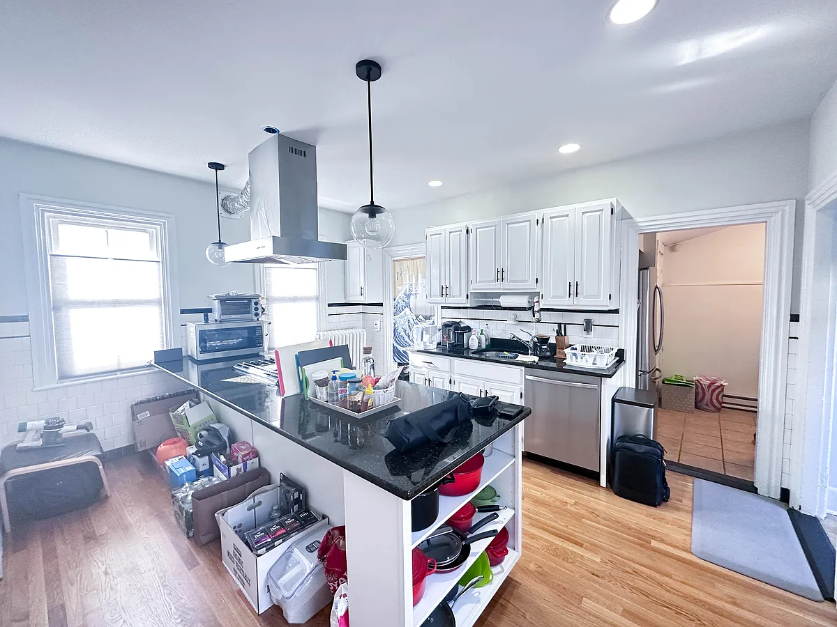 Building Photo - 83 Thorndike St