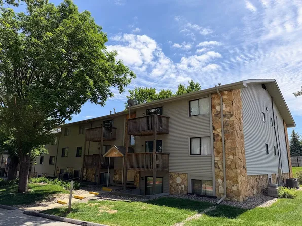 9557 University Ave APT 16, Clive, IA 50325