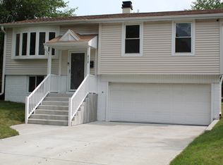 212 Green Ct, Streamwood, IL 60107