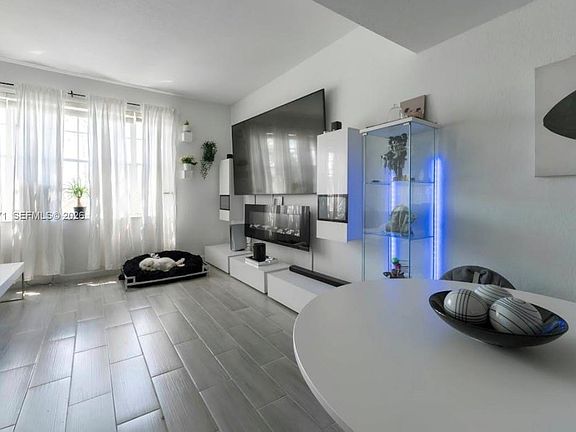 4th image of 705 SW 148th Ave APT 202