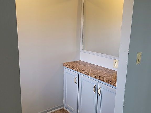 Foyer with Mirror and cabine