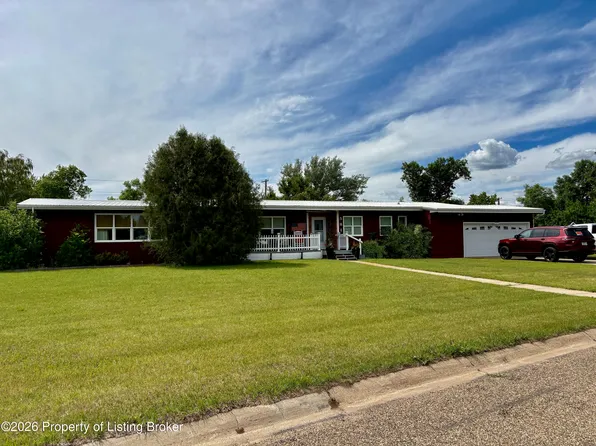 581 4th Ave SE, Beach, ND 58621