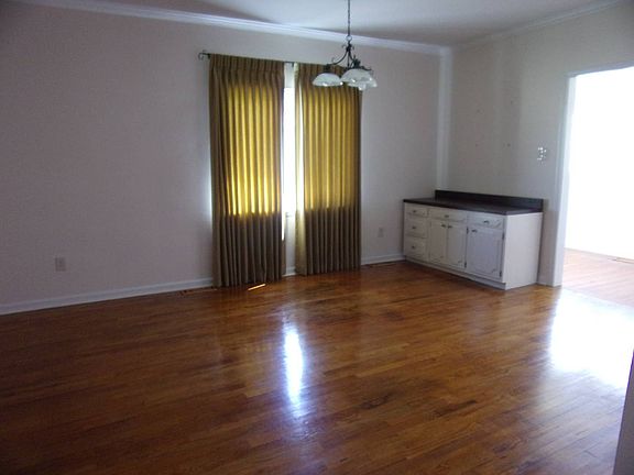 3rd image of 422 Franklin St