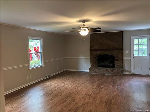 3rd image of 4809 Oakwood Cir