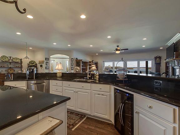 Image 5: Kitchen Lake View