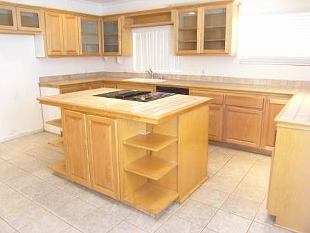 Kitchen w/Center Island Feature