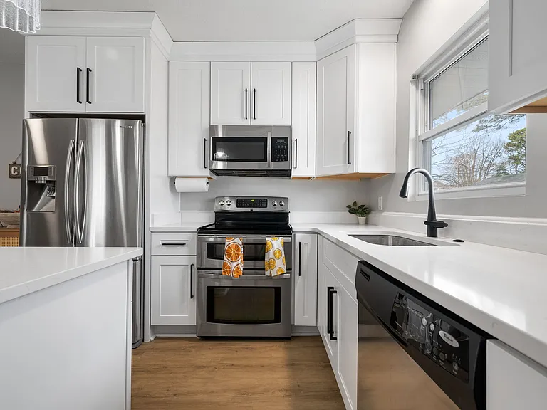 2403 E Pembroke Ave — Photo 16