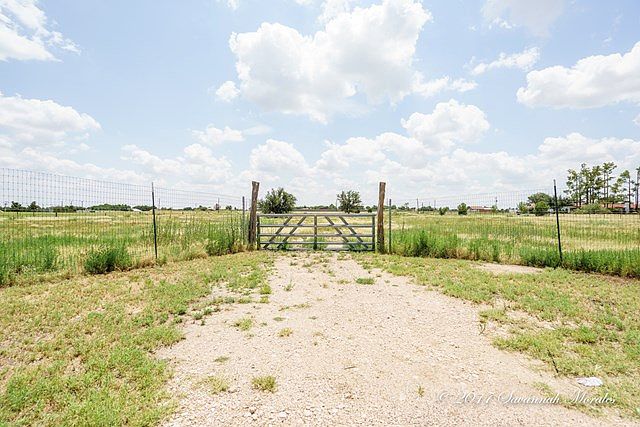2nd image of 3501 Mockingbird Ln
