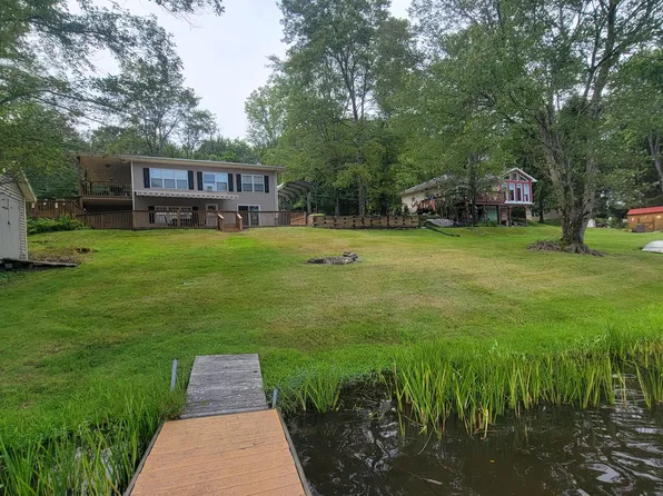 91 Lake Shore Dr, Waymart, PA 18472