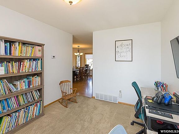 4th image of 1004 Rosewood Dr