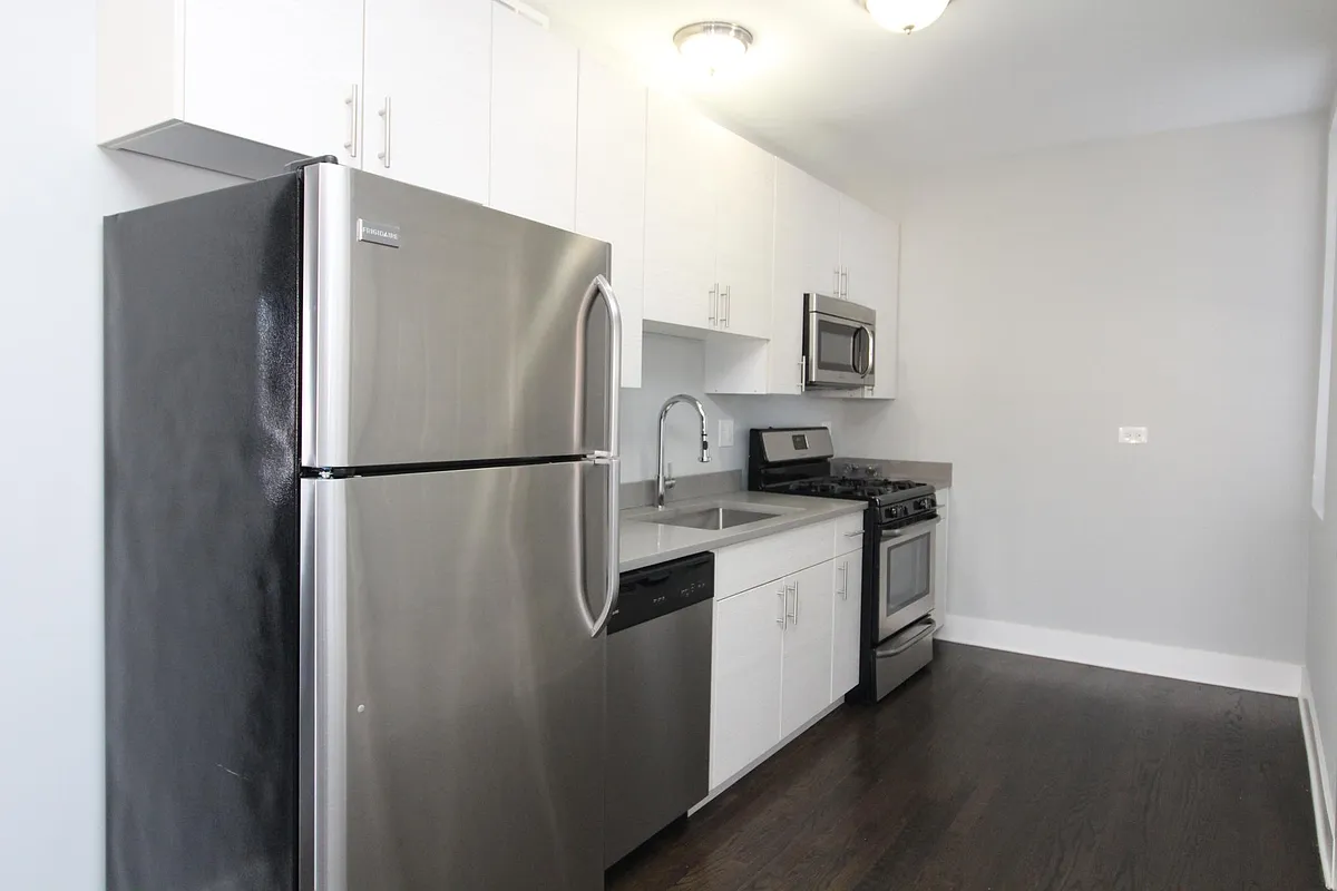 Building Photo - 2128 N Sawyer Ave #2E