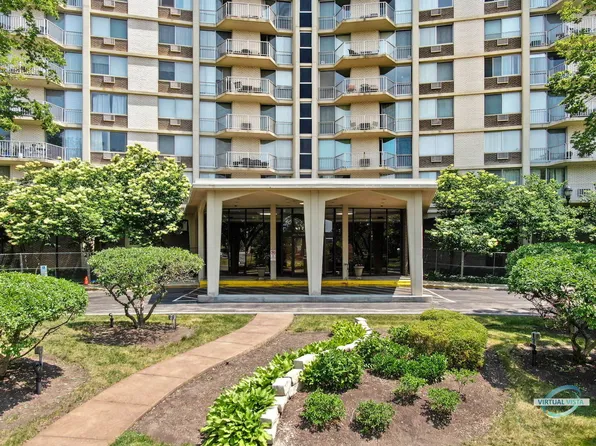 20 N Tower Rd APT 2A, Oak Brook, IL 60523