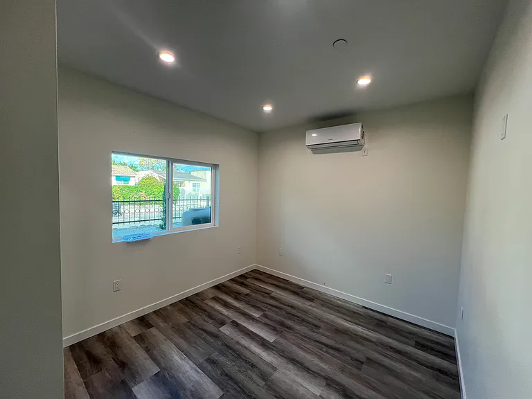 11616 Hamlin St — Photo 13