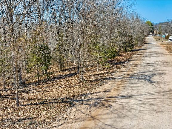 4th image of Sallie Dr