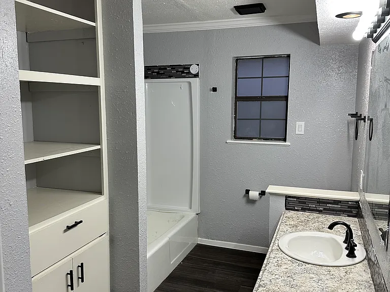 406 E Hunt St — Photo 8