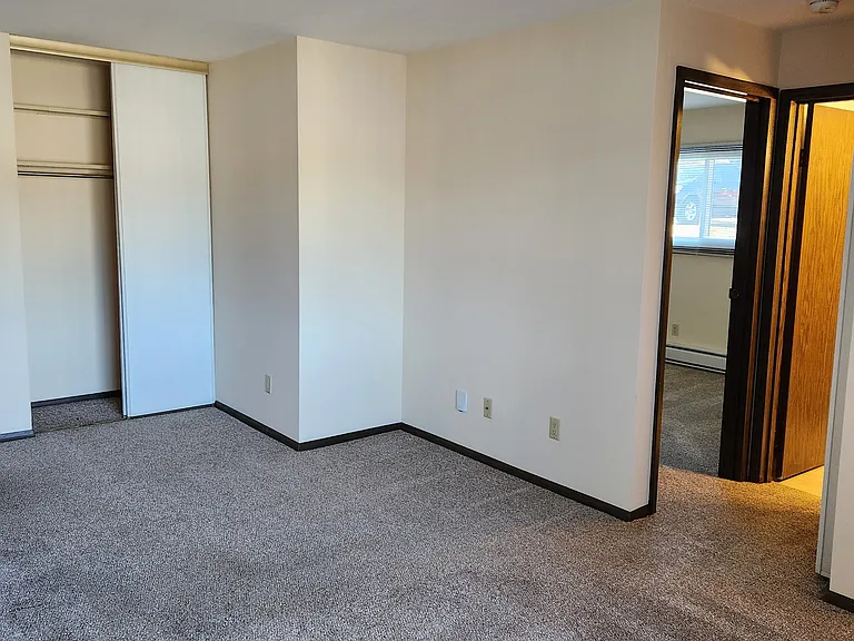 207 W Eldred St #1 — Photo 2