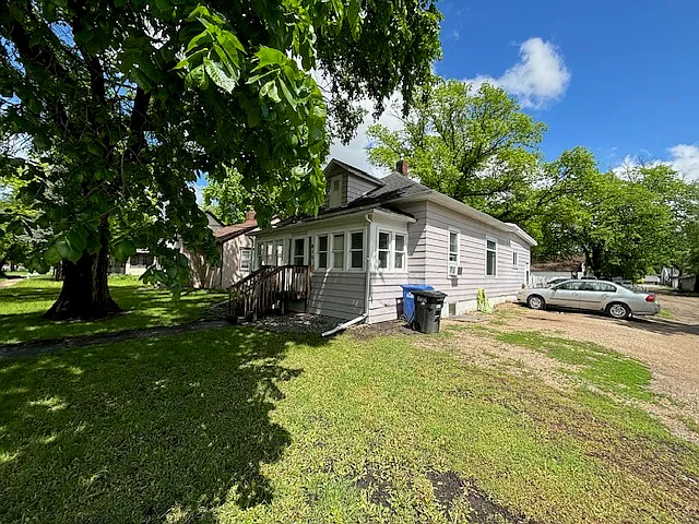 815 College St N — Photo 1