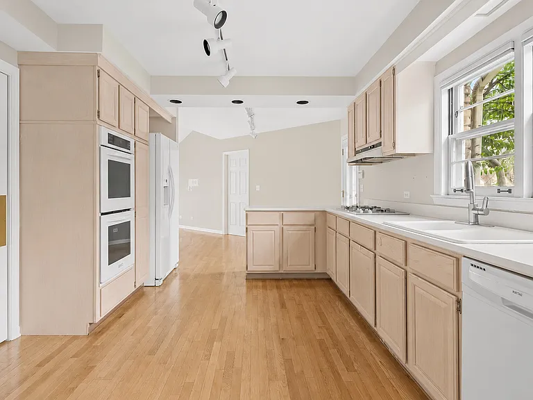 1120 Romona Rd — Photo 9