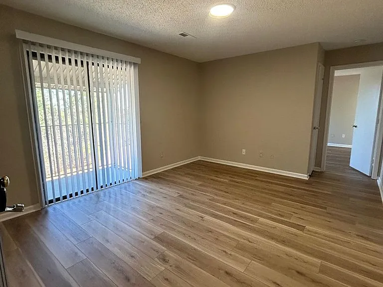 357 Community Dr #G — Photo 9