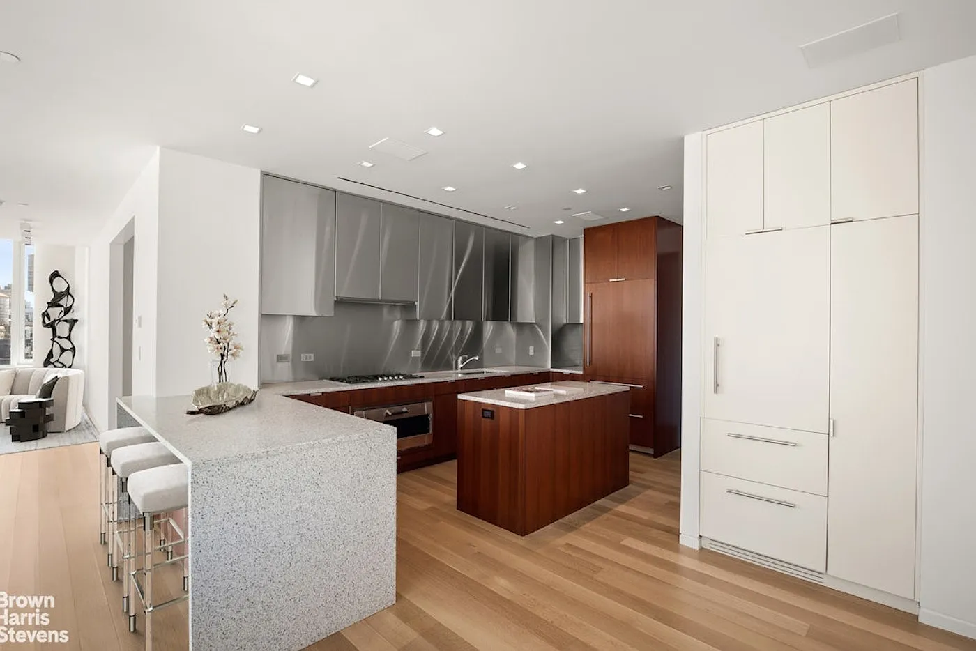 350 West Broadway — Photo 3