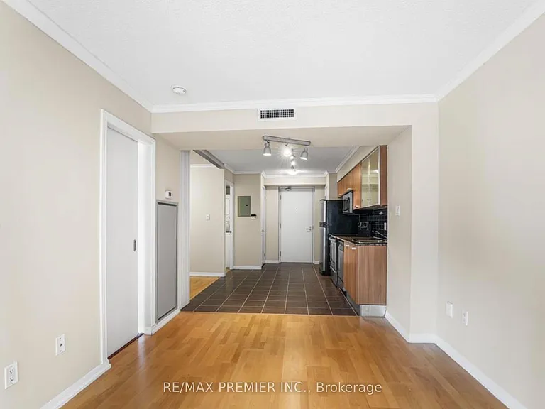 37 Grosvenor St #610 — Photo 6