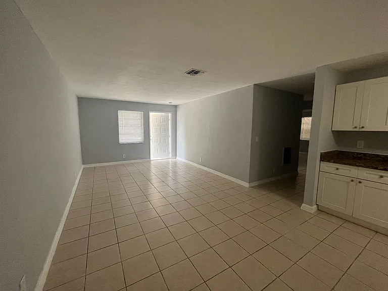 1100 Henrietta Ave — Photo 2