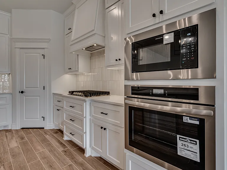 3241 Mangrove Dr — Photo 4