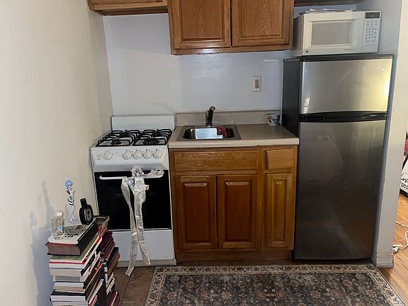 3rd image of 216 W 100th St APT 1006