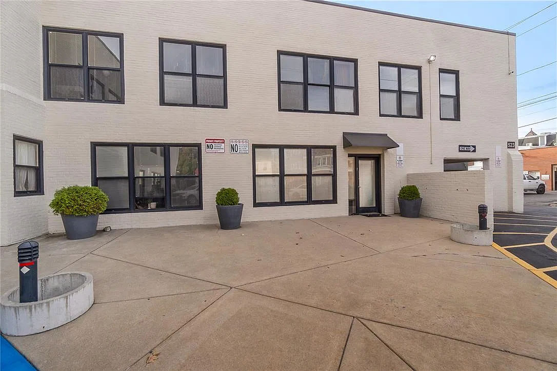 2 bed, 1.5 bath, 900 sqft, $1,795 — Photo 3