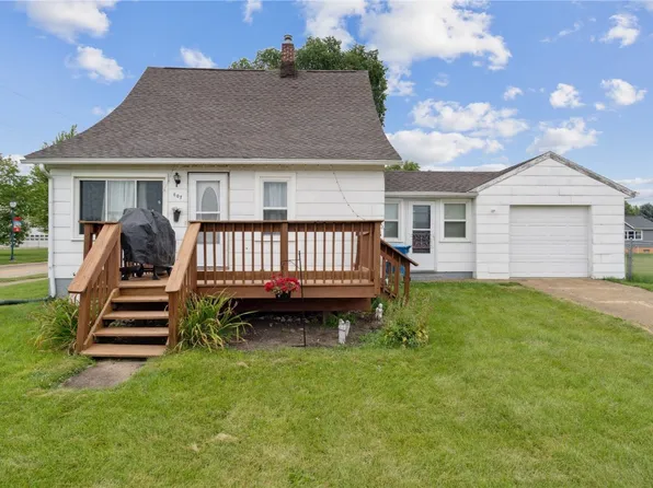 807 S Cedar St, Monticello, IA 52310