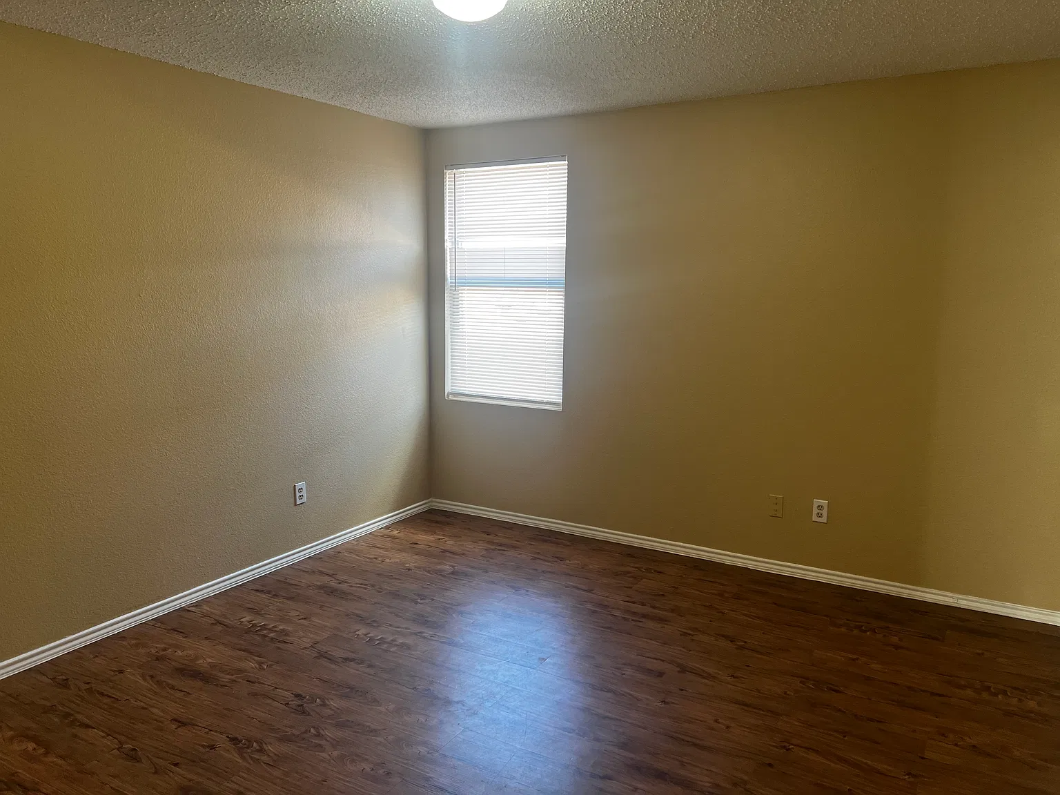 5 bed, 3440 sqft, $2,350 — Photo 2