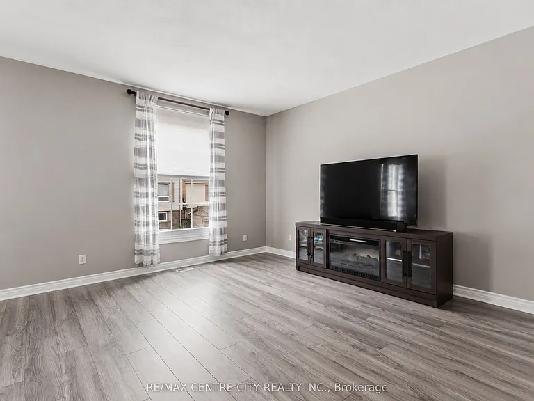423 Everglade Cres — Photo 15