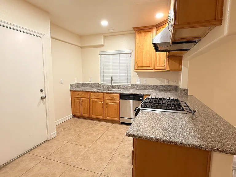 1334 S Grand Ave — Photo 22