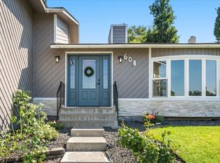 608 Meadows Dr S, Richland, WA 99352