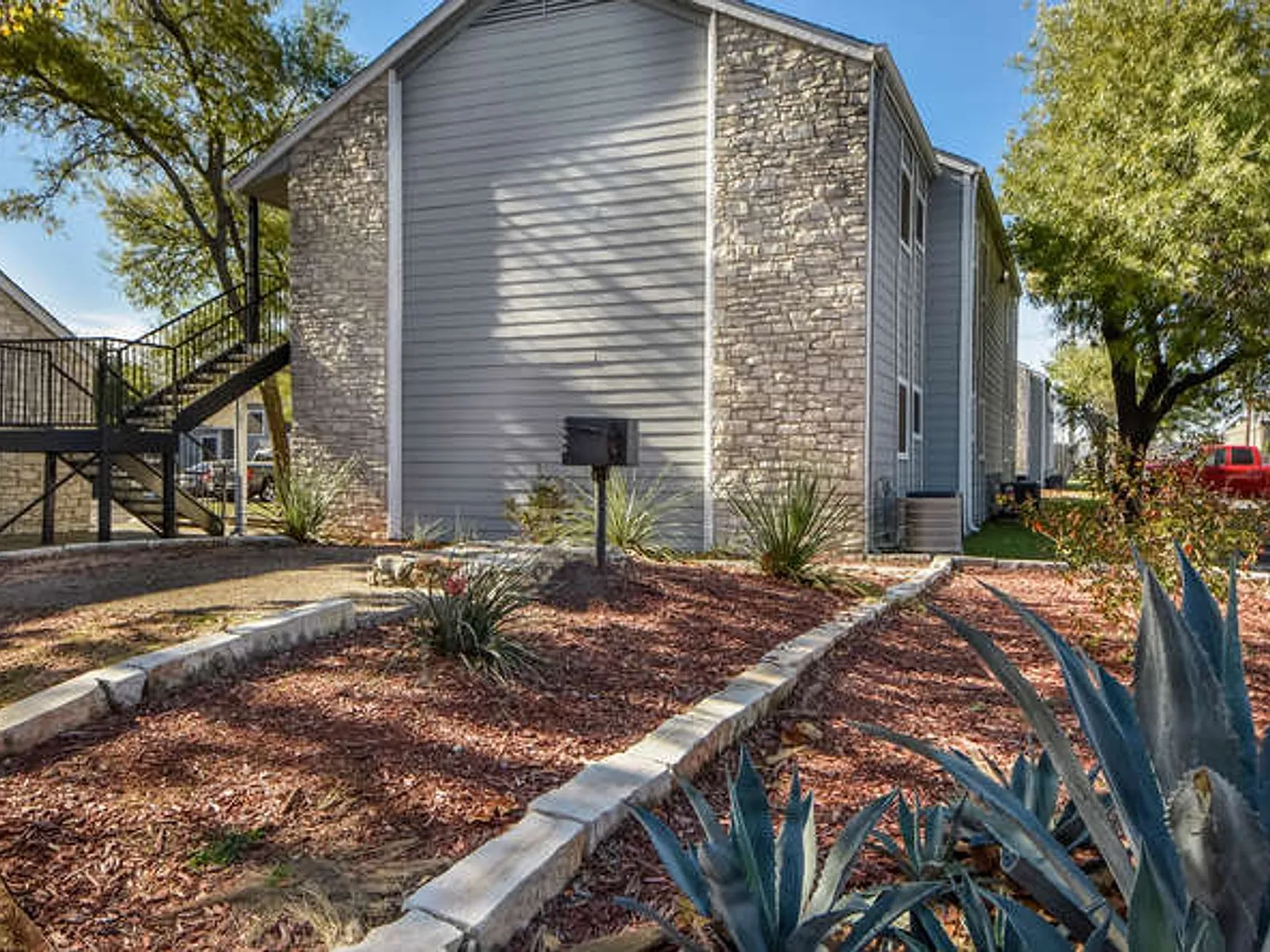 Affordable Domain units - Great move in Specials! — Photo 2