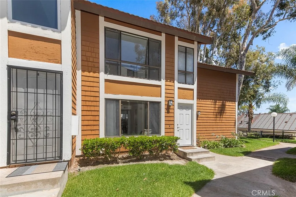2 bed, 1.5 bath, 1190 sqft, $3,400 — Photo 2