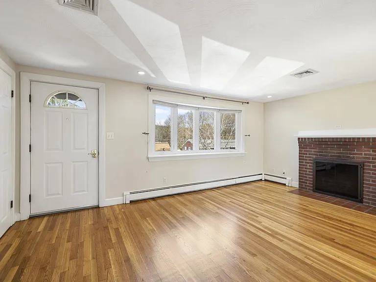 160 Ravenswood Rd — Photo 10