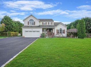 33 Grant Dr, Riverhead, NY 11901