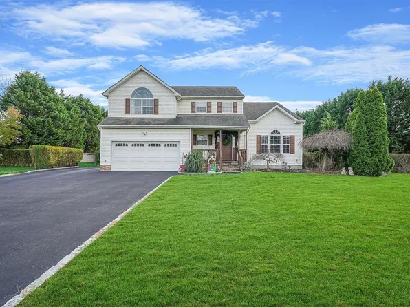 33 Grant Drive, Aquebogue, NY 11931